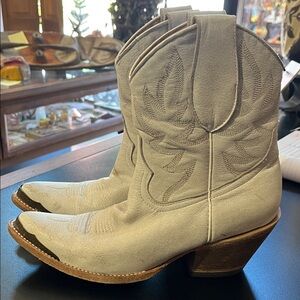 Idyllwind Cream Heeled Boots 7.5